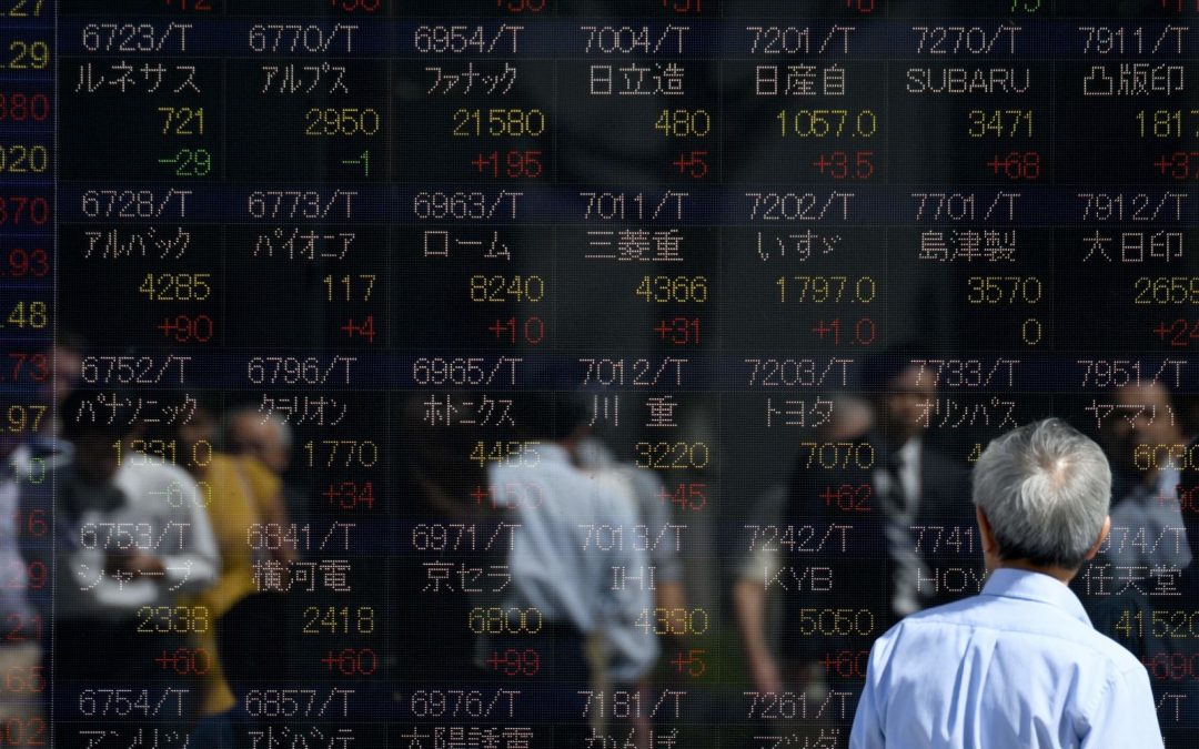 Chứng khoán châu Á cuối tuần: Cổ phiếu giảm nhẹ sau khi chứng khoán Mỹ trượt dốc mạnh trước đó