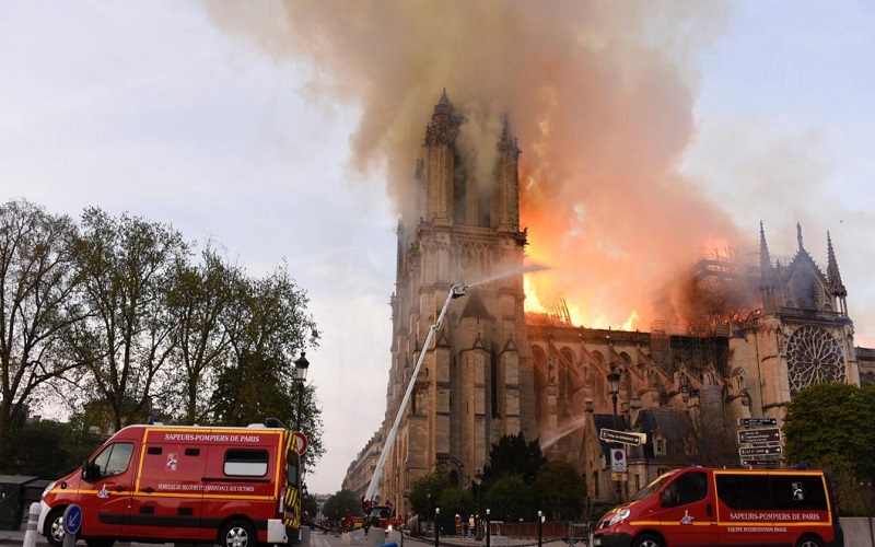 Một đêm khiến toàn bộ Paris đau buồn mãi về sau, Nhà thờ Đức Bà hoang tàn sau ngọn lửa!
